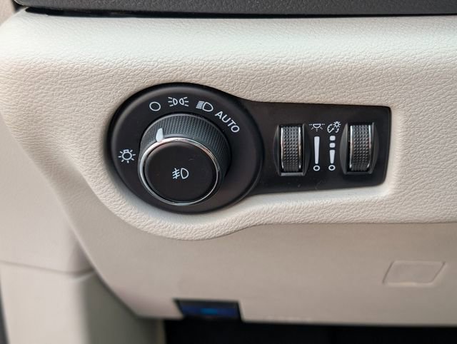 Used 2023 Chrysler Pacifica Limited image 39