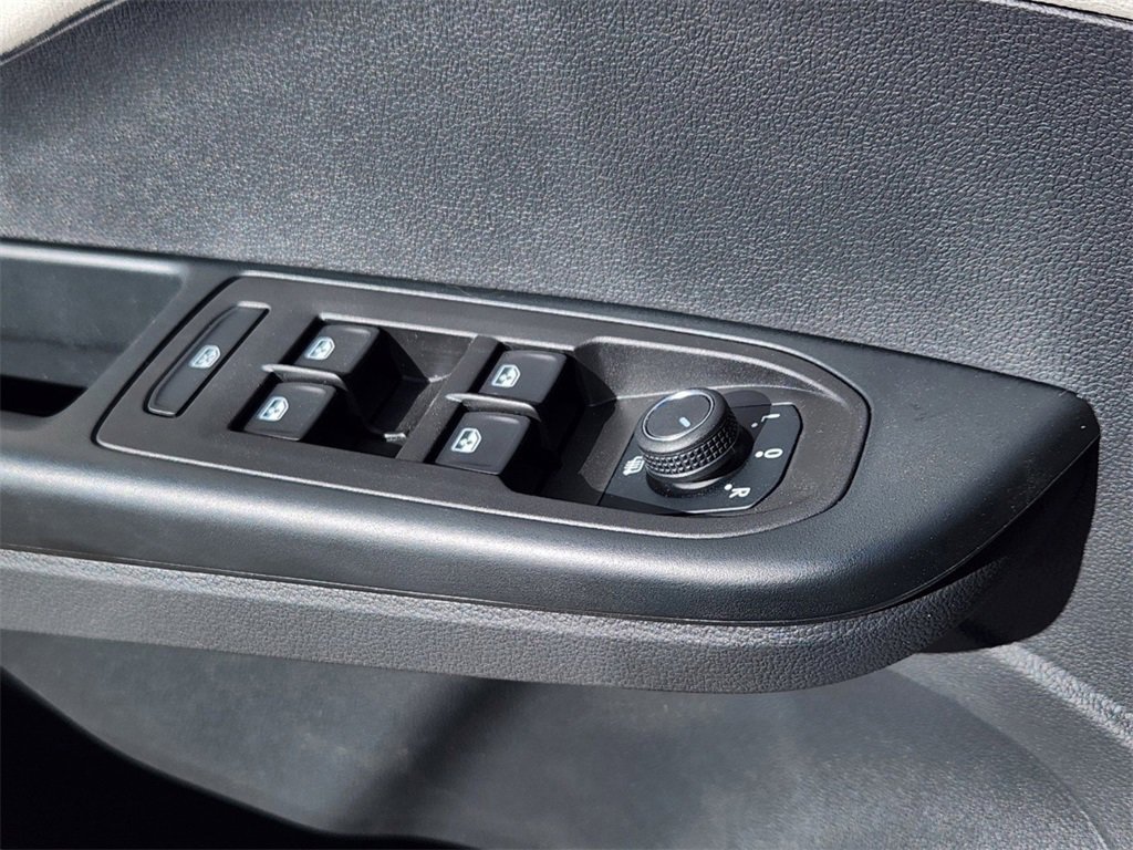 New 2025 Volkswagen Taos SEL image 5