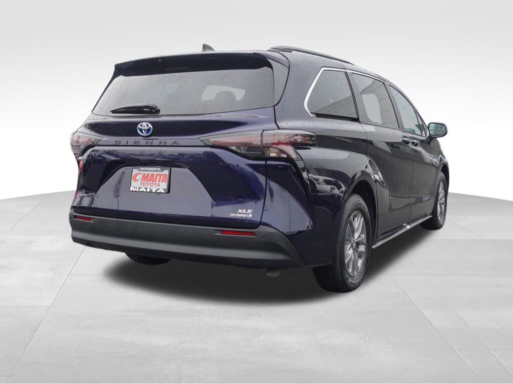 Certified 2024 Toyota Sienna XLE image 3