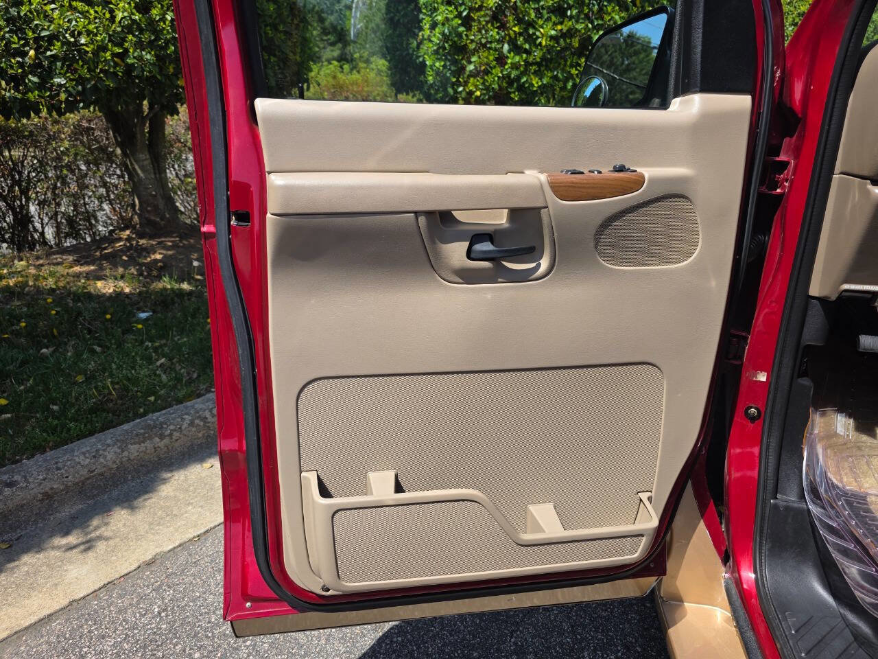 Used 2002 Ford E-150 and Econoline 150 image 9