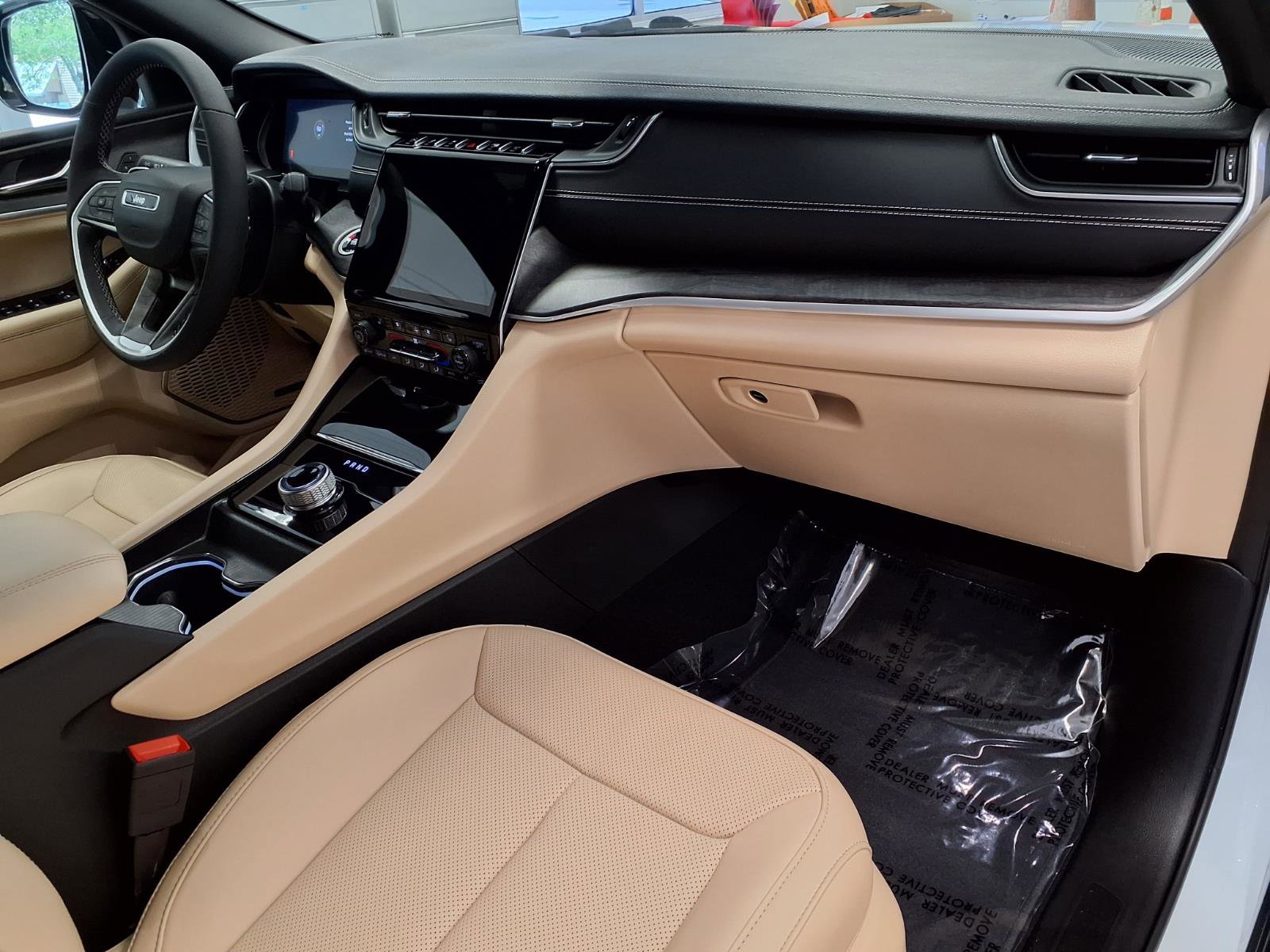 Used 2025 Jeep Grand Cherokee L Limited w/ Luxury Tech Group II RWD image 9
