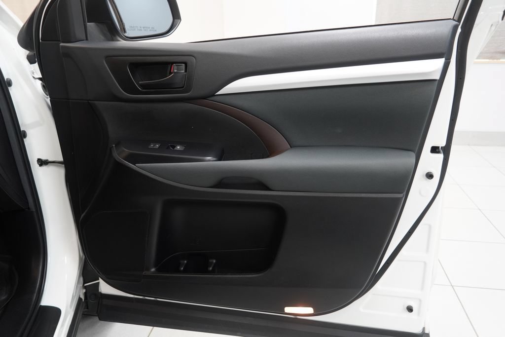 Used 2019 Toyota Highlander LE AWD/4WD image 34