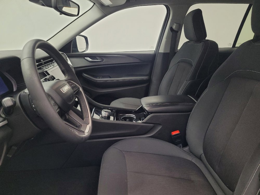 Used 2023 Jeep Grand Cherokee Laredo image 17