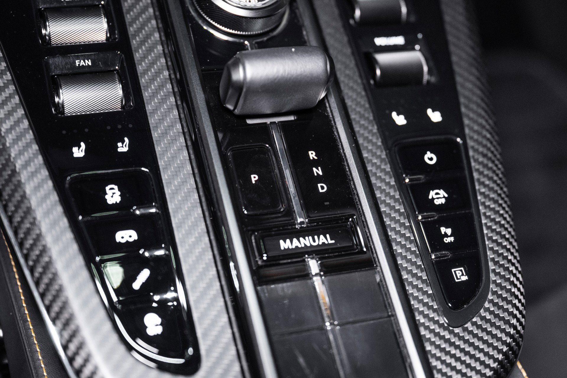 Used 2025 Aston Martin V8 Vantage Coupe image 27