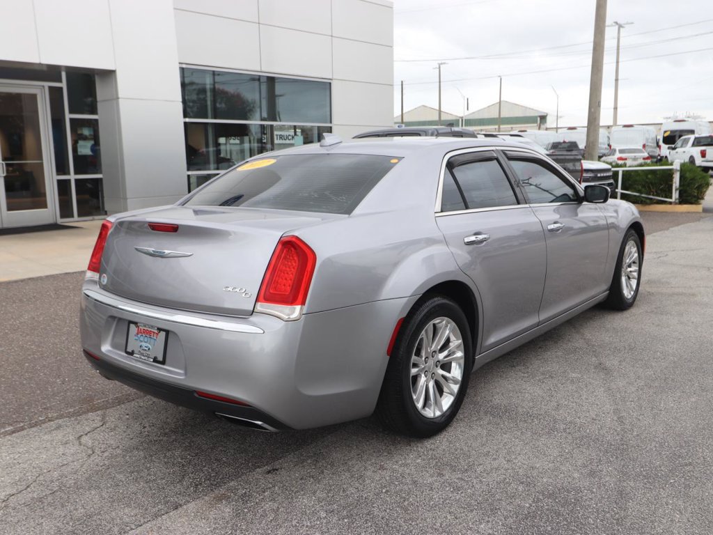Used 2017 Chrysler 300 C RWD image 14
