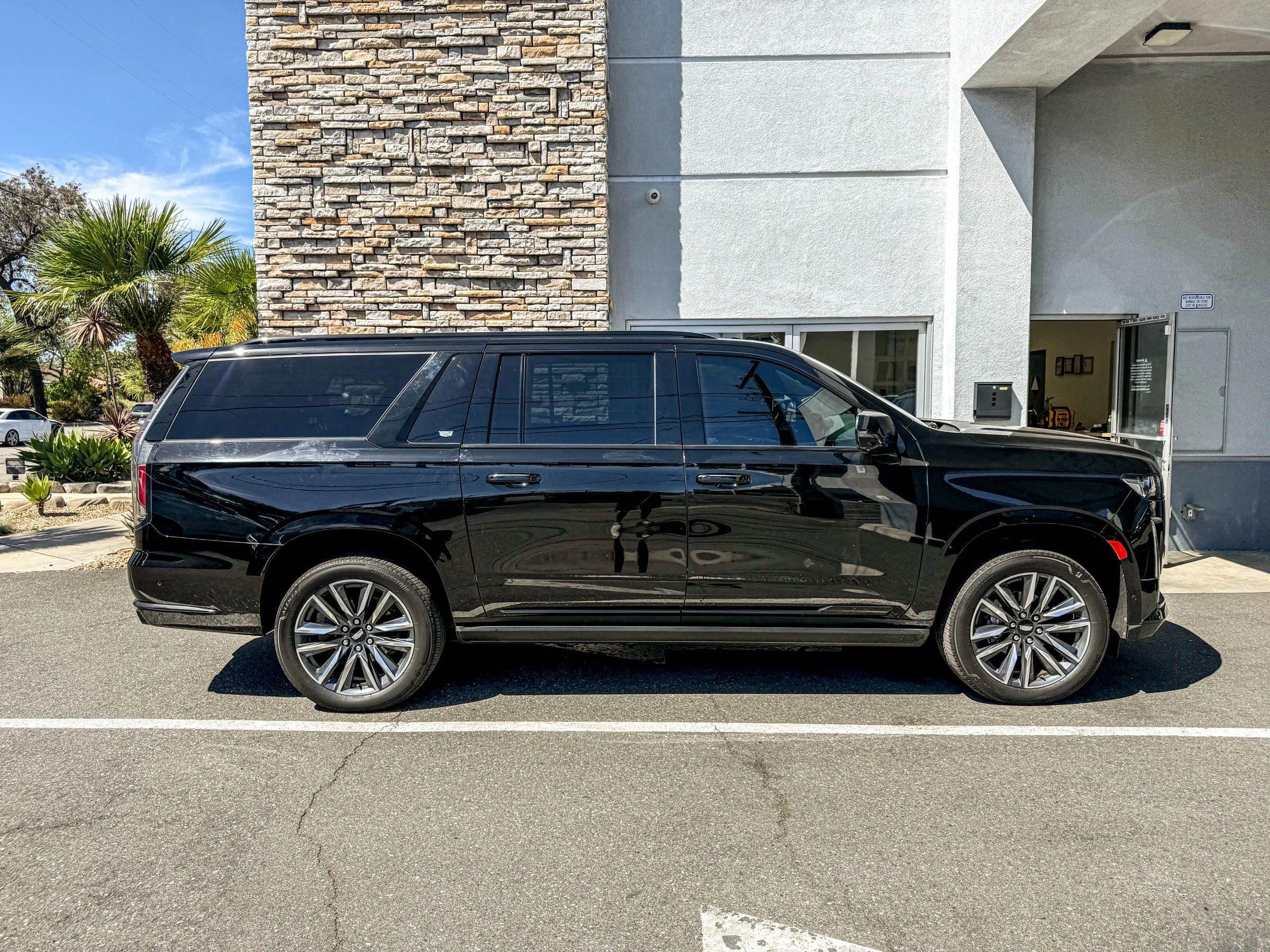 Used 2022 Cadillac Escalade ESV Sport Platinum w/ Heavy-Duty Trailer Package AWD/4WD image 16