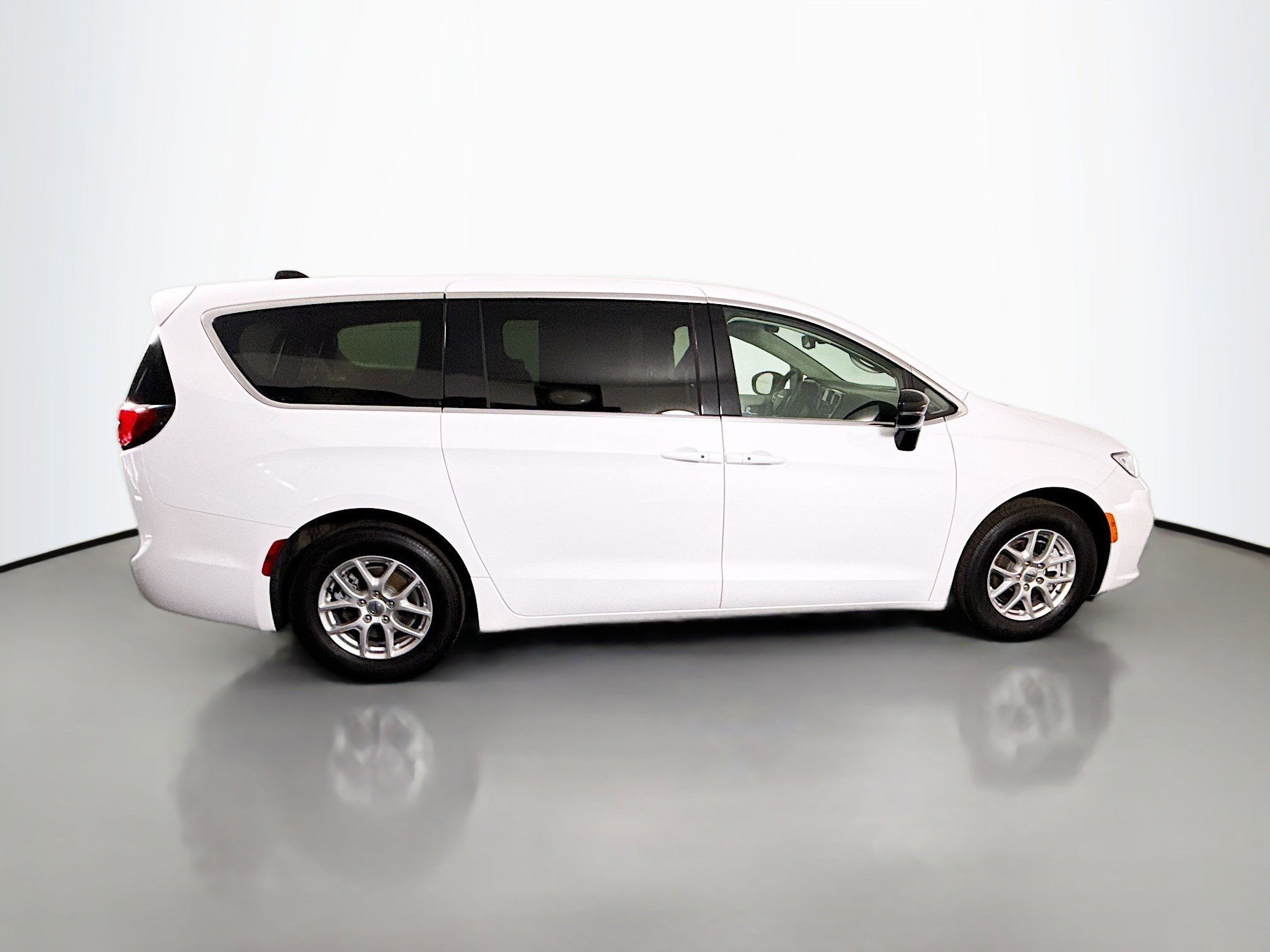 Used 2024 Chrysler Pacifica Touring-L FWD image 11