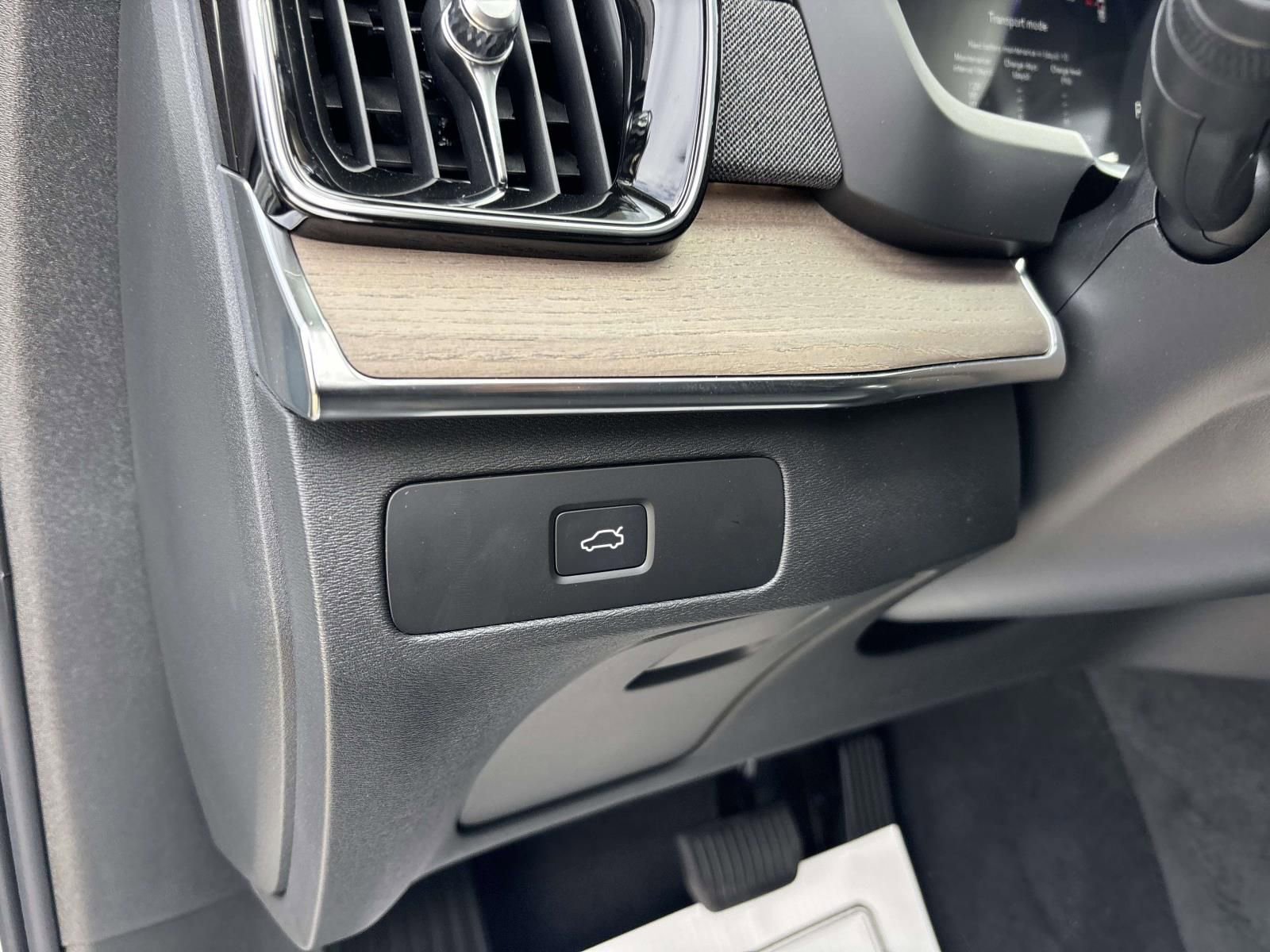 New 2026 Volvo XC90 B6 Plus w/ Protection Package Premier image 15