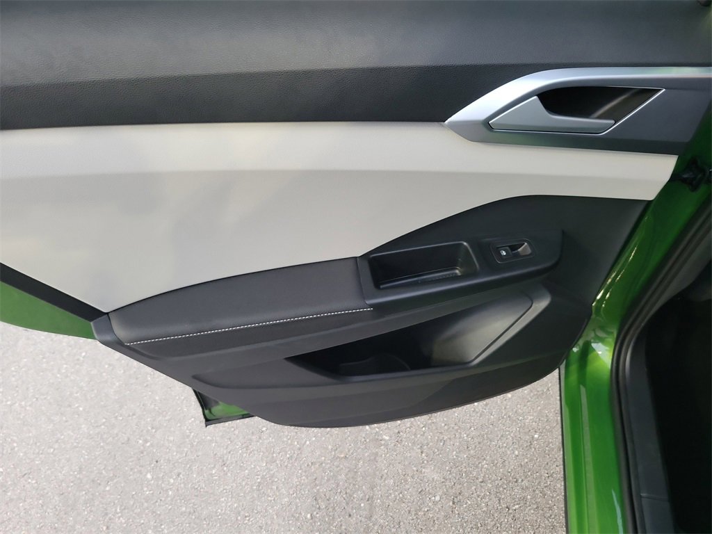 Used 2025 Volkswagen Taos SE w/ Black Wheel Package image 11