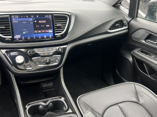 Used 2025 Chrysler Pacifica Limited FWD image 40