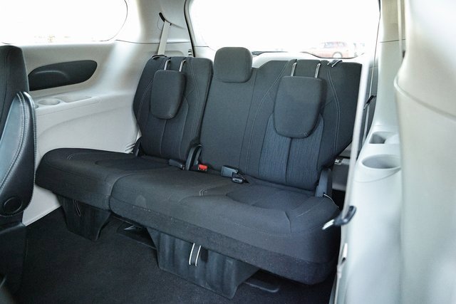 Used 2022 Chrysler Voyager LX image 28