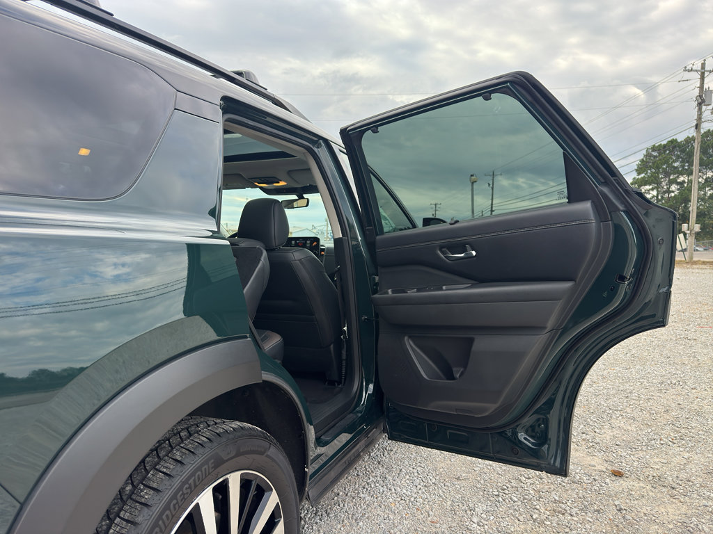 Used 2023 Nissan Pathfinder Platinum image 21