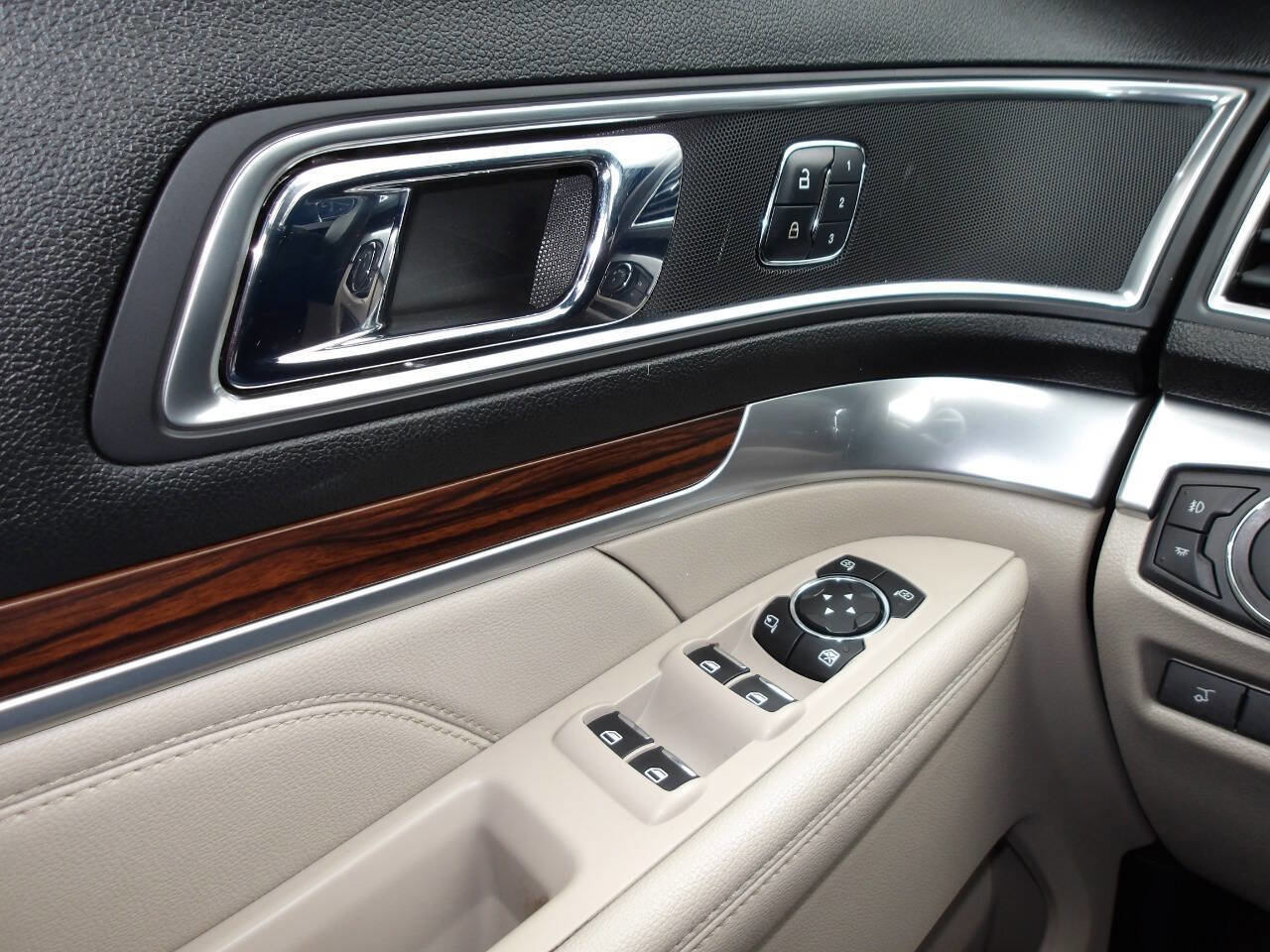 Used 2018 Ford Explorer Limited image 23