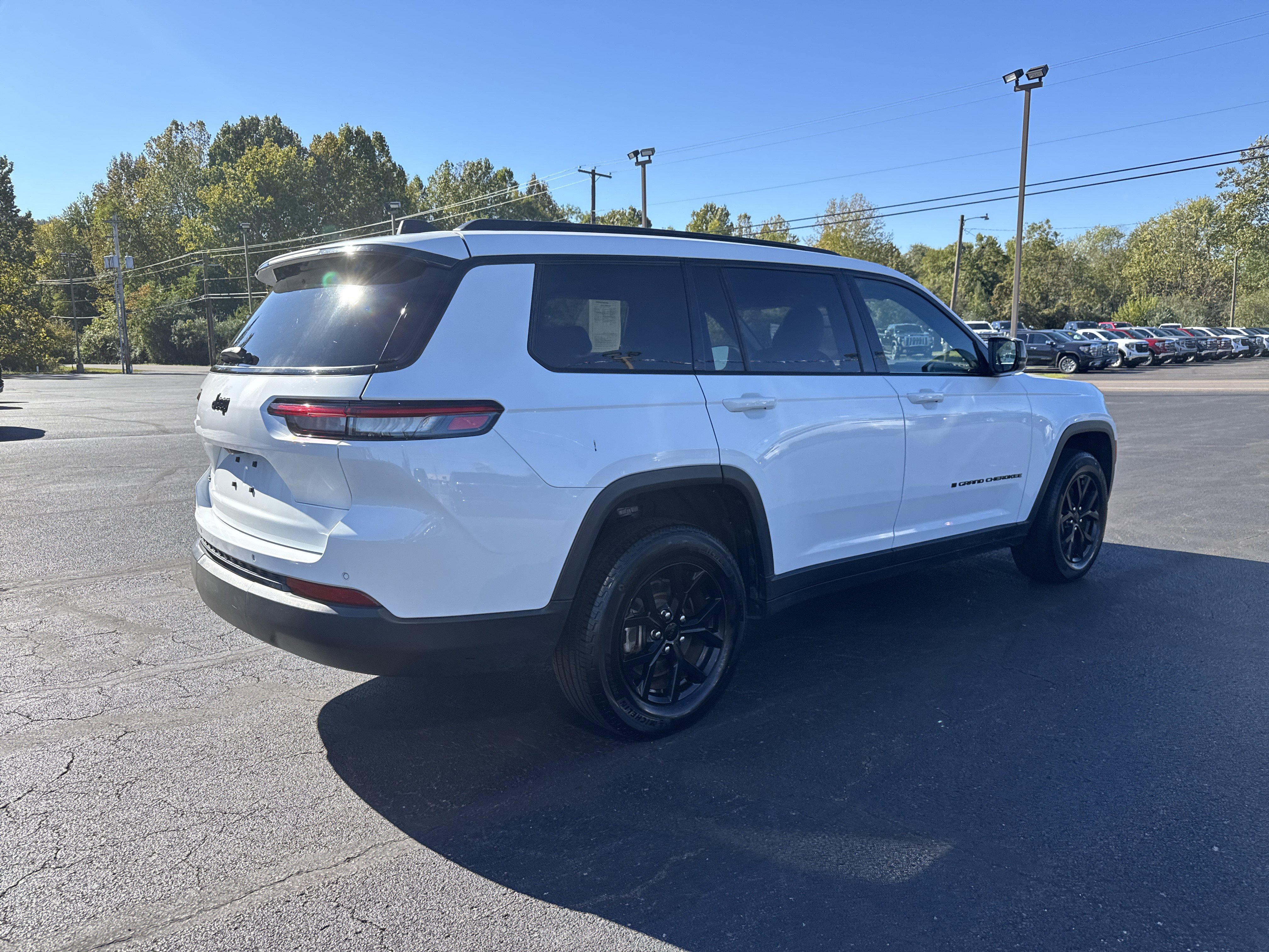 Used 2024 Jeep Grand Cherokee L Laredo image 3