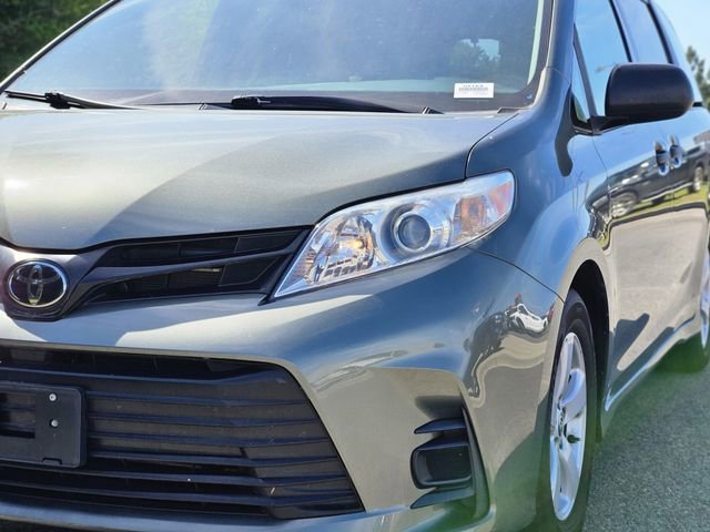 Used 2020 Toyota Sienna L image 9