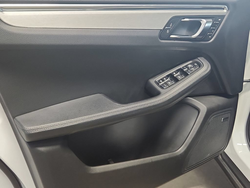 Certified 2026 Porsche Macan AWD/4WD image 13