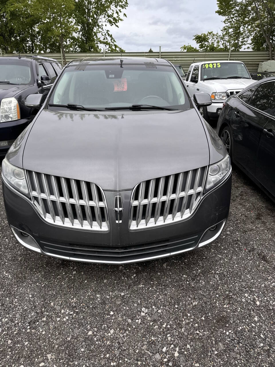 Used 2010 Lincoln MKT 2WD image 2