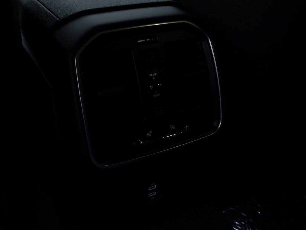 Used 2025 Porsche Macan image 26