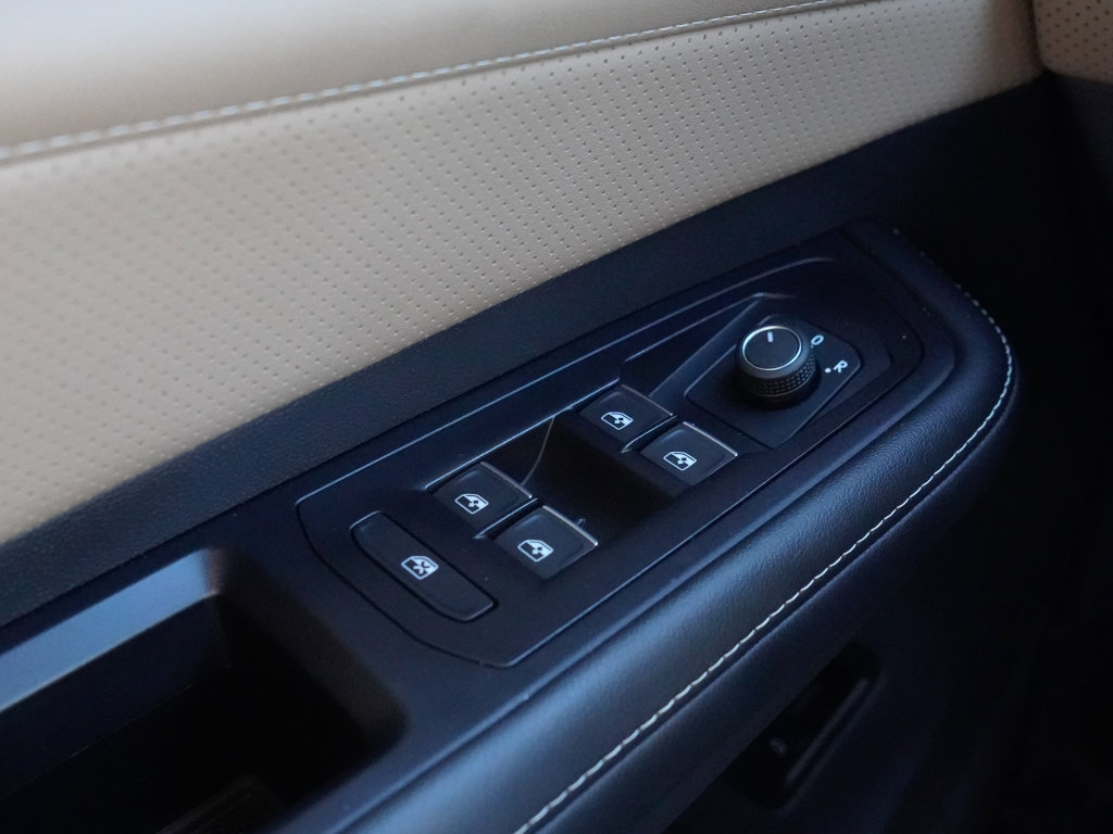 Used 2025 Volkswagen Atlas Cross Sport SE w/ Panoramic Sunroof Package image 21