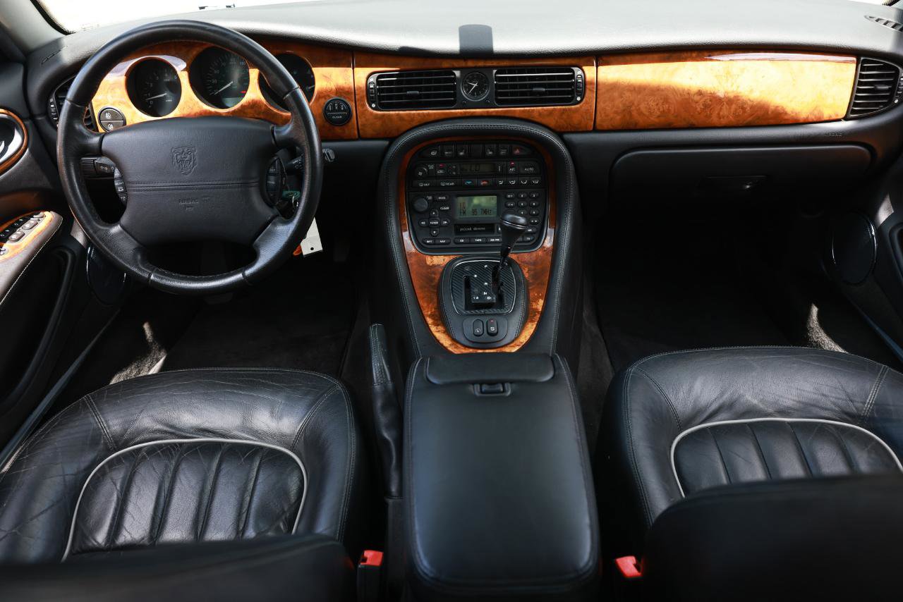 Used 2002 Jaguar XJ8 RWD image 2