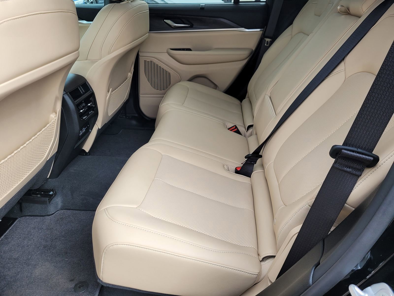 New 2025 Jeep Grand Cherokee Limited w/ Luxury Tech Group II image 8