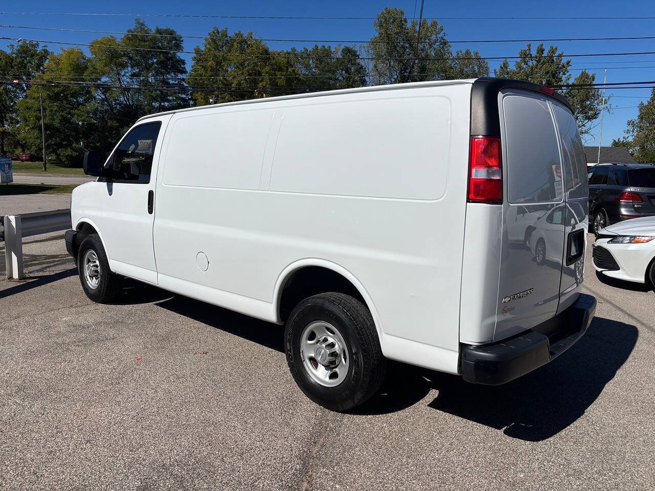 Used 2019 Chevrolet Express 2500 w/ Driver Convenience Package RWD image 5