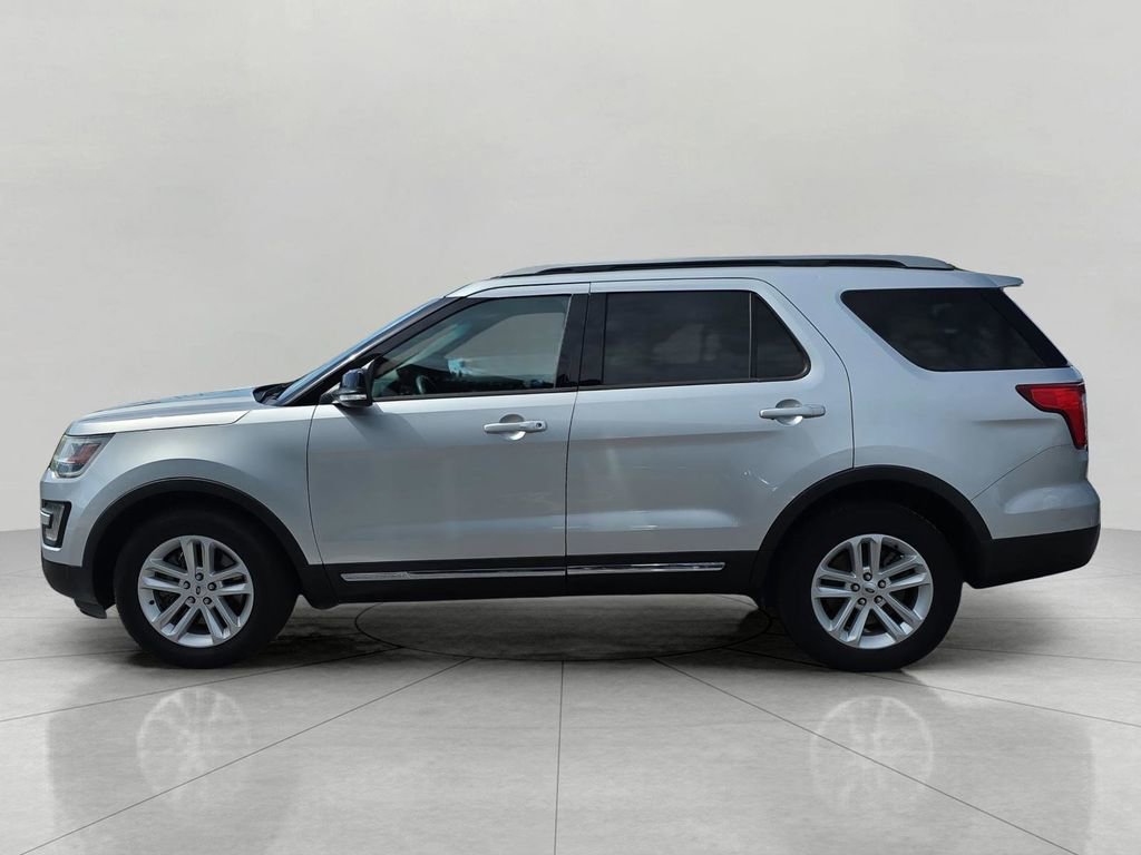 Used 2016 Ford Explorer XLT w/ Equipment Group 201A FWD image 4
