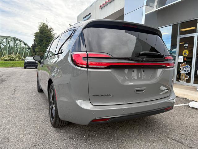 Certified 2025 Chrysler Pacifica Limited FWD image 10