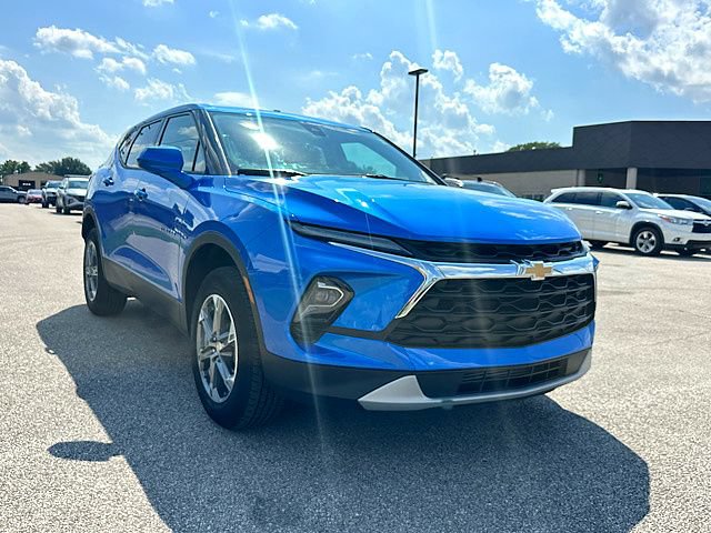 Used 2026 Chevrolet Blazer LT FWD image 2