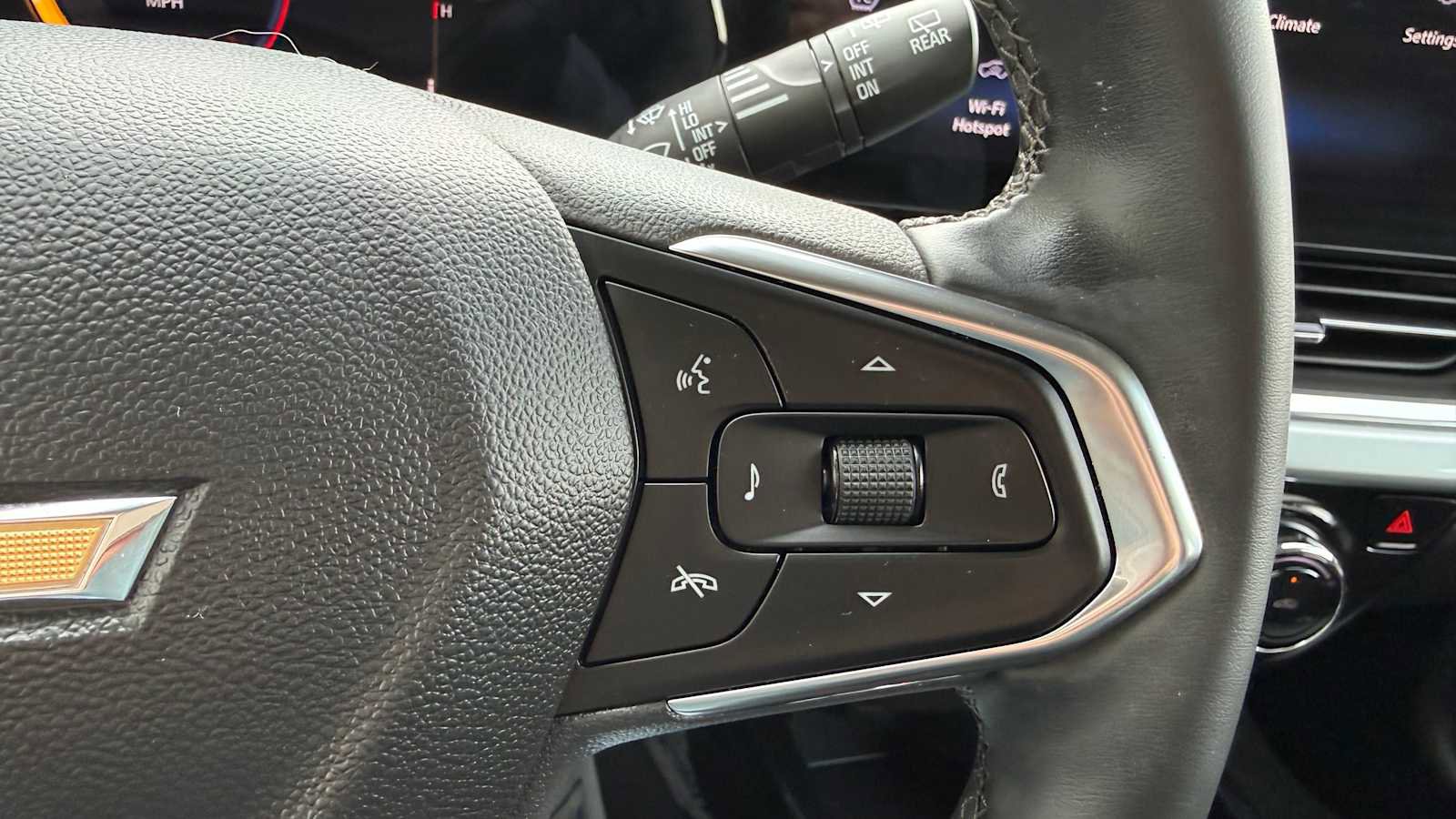 Used 2025 Chevrolet Trax LT w/ LT Convenience Package FWD image 16
