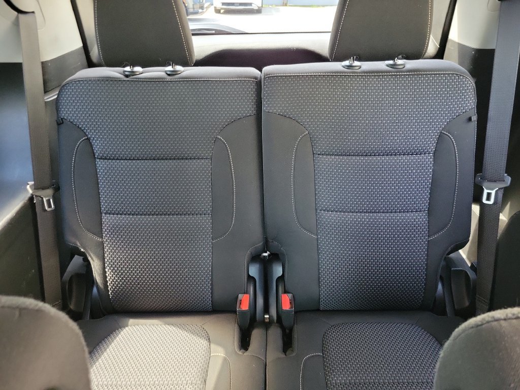 Used 2023 GMC Acadia SLE w/ Driver Convenience Package FWD image 16