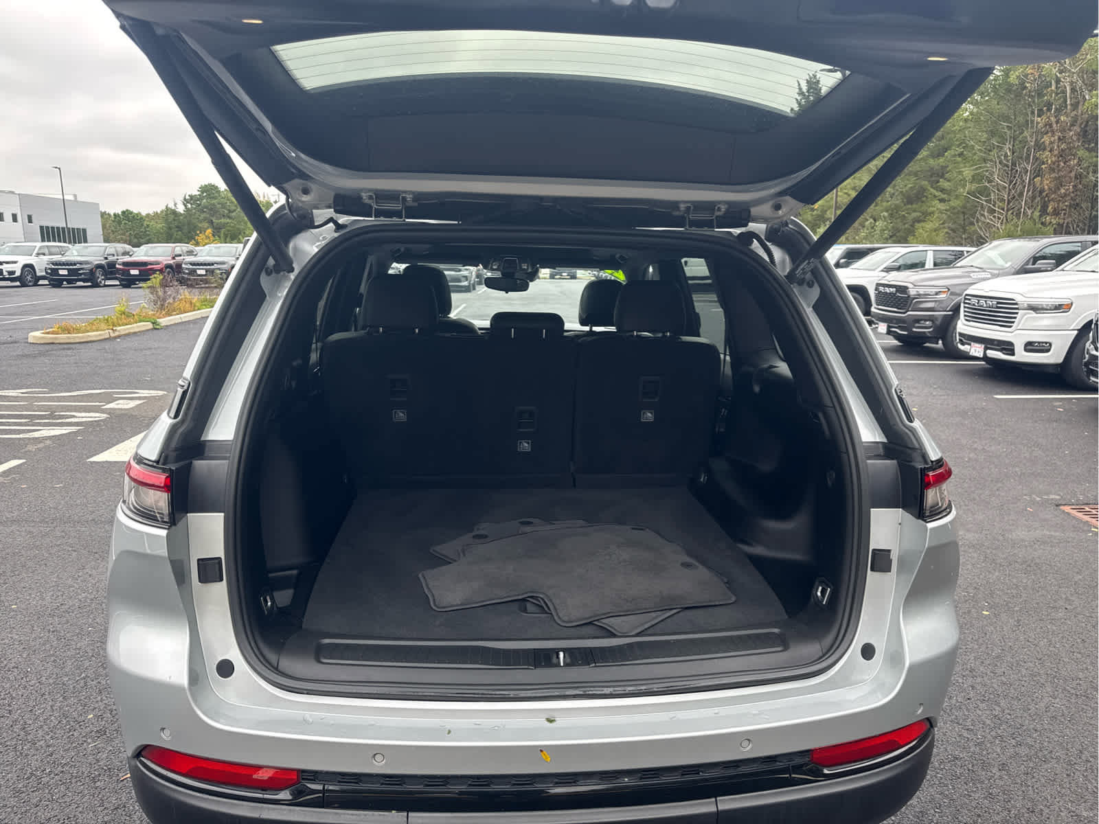 Certified 2023 Jeep Grand Cherokee Altitude image 13