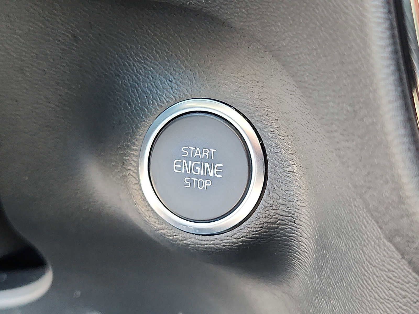 Used 2023 Volvo XC40 B4 Core FWD image 23