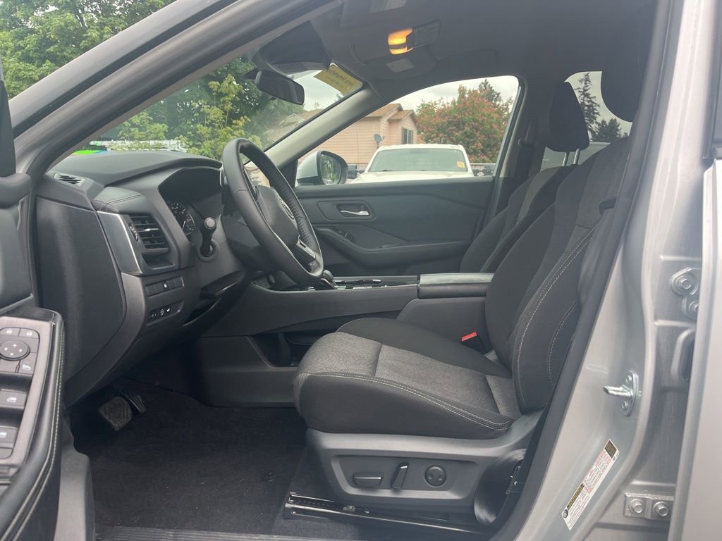 Used 2025 Nissan Rogue SV FWD image 9