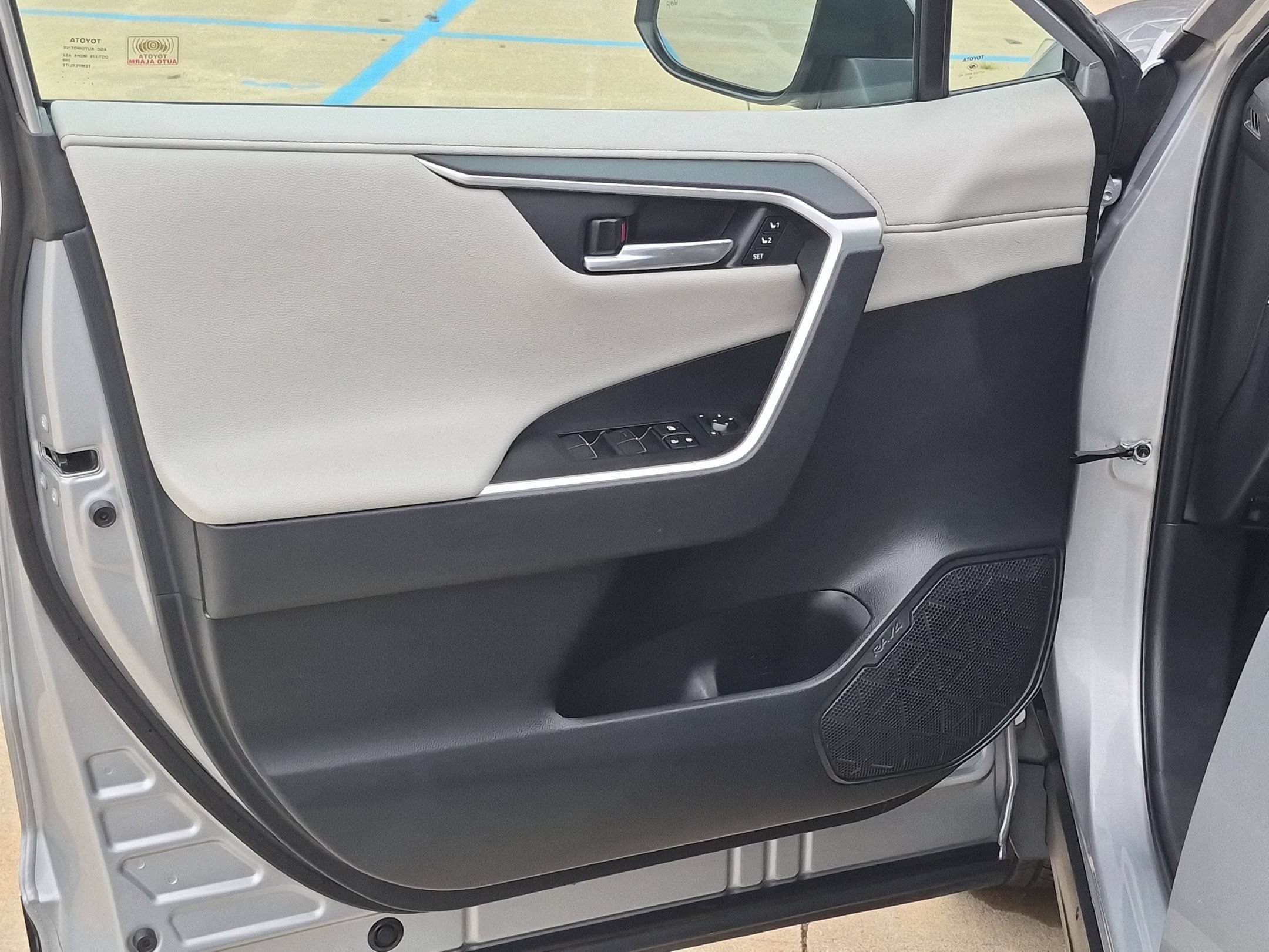 Used 2019 Toyota RAV4 Limited w/ Cold Weather Package AWD/4WD image 12