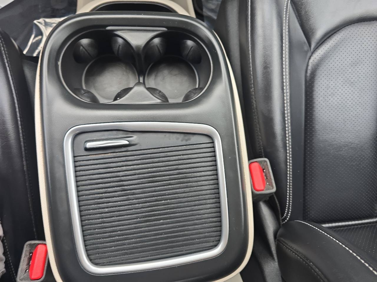 Used 2023 Chrysler Pacifica Touring-L FWD image 34