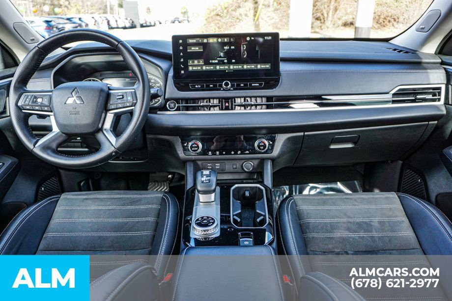 Used 2025 Mitsubishi Outlander SE image 28