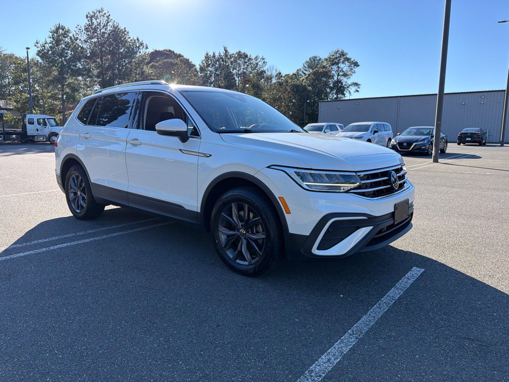 Used 2023 Volkswagen Tiguan SE w/ Panoramic Sunroof Package FWD image 4