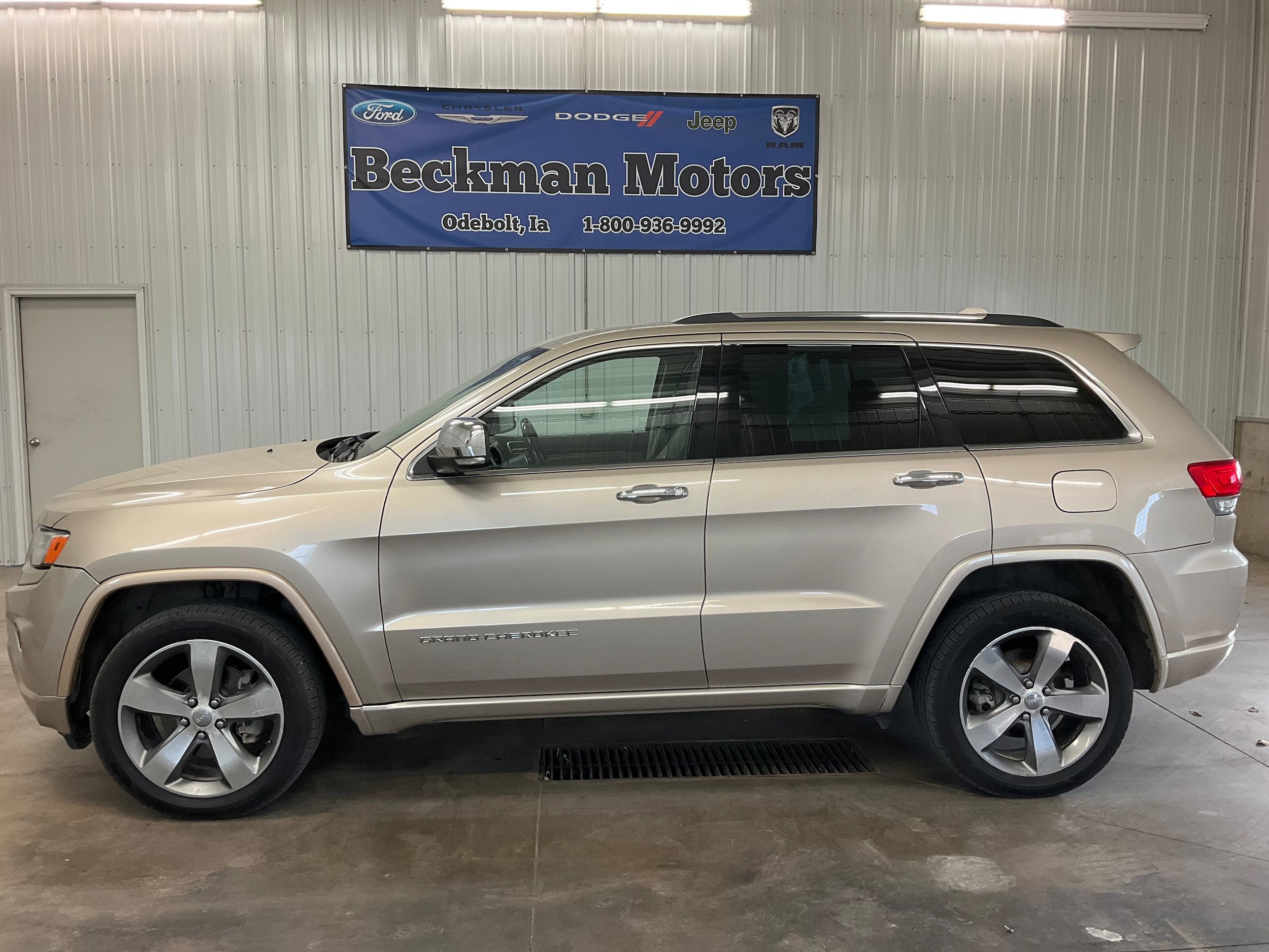 Used 2014 Jeep Grand Cherokee Overland w/ Advanced Technology Group AWD/4WD image 2