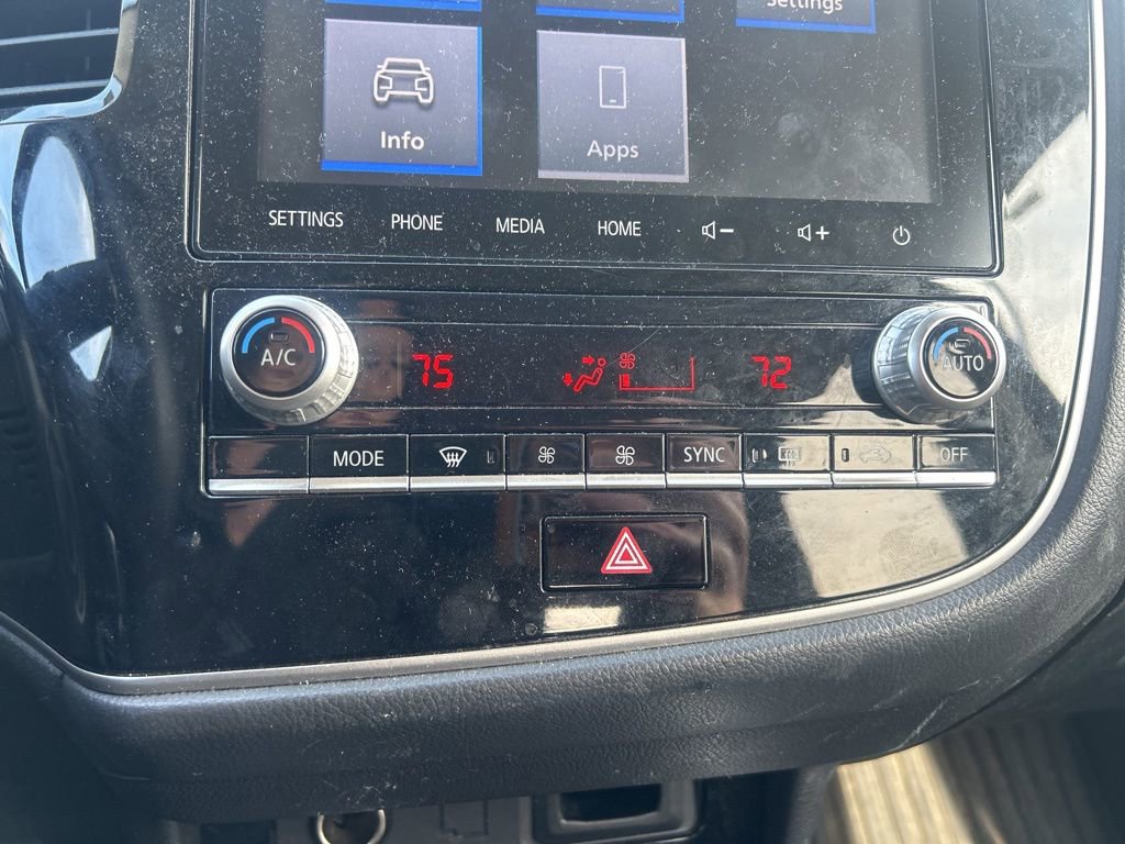 Used 2020 Mitsubishi Outlander SE image 27