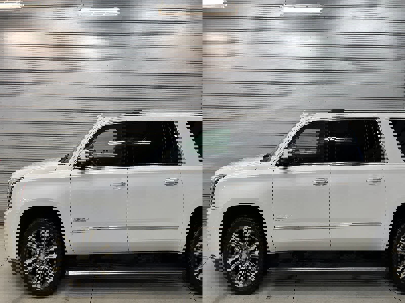 Used 2019 GMC Yukon XL Denali w/ Denali Ultimate Package AWD/4WD image 3