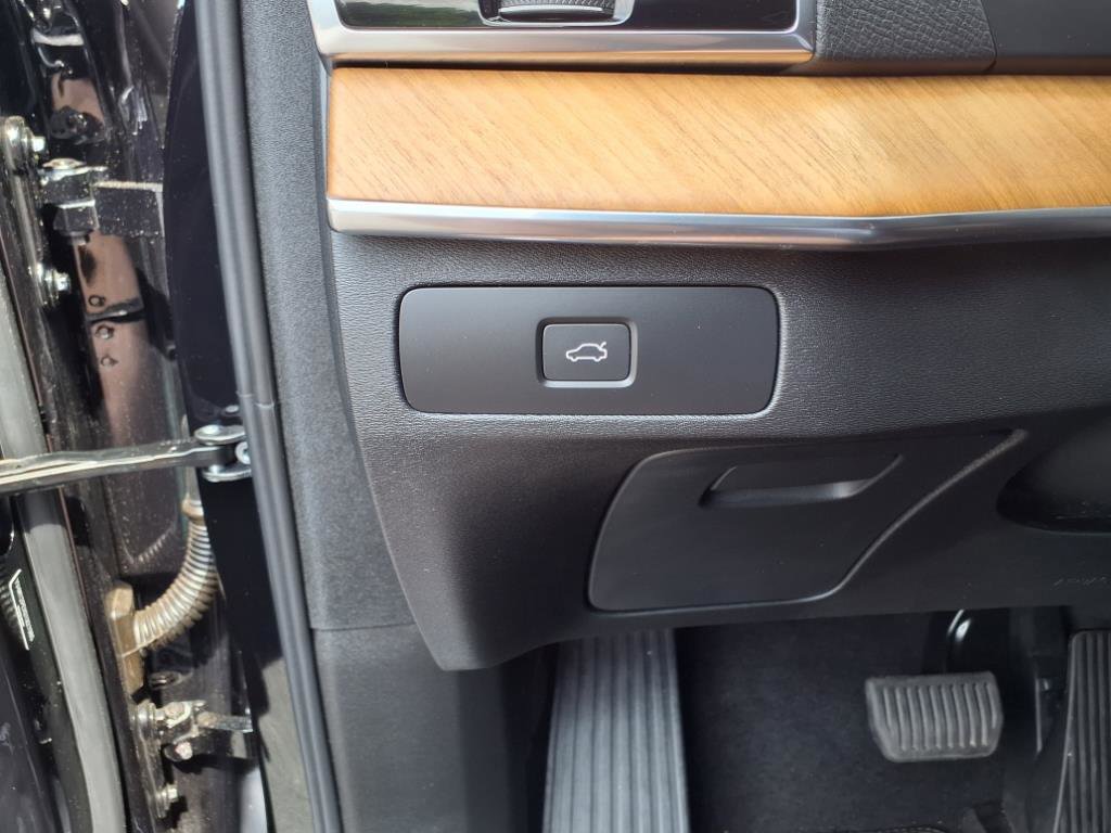 Certified 2025 Volvo XC90 B5 Plus image 17