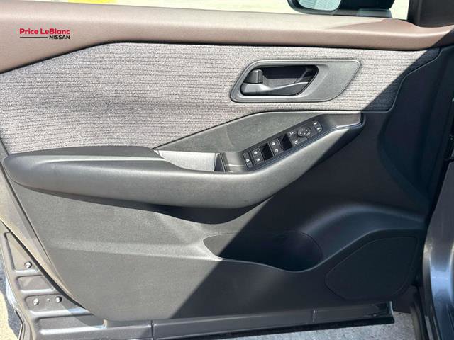 Used 2023 Nissan Rogue S image 36