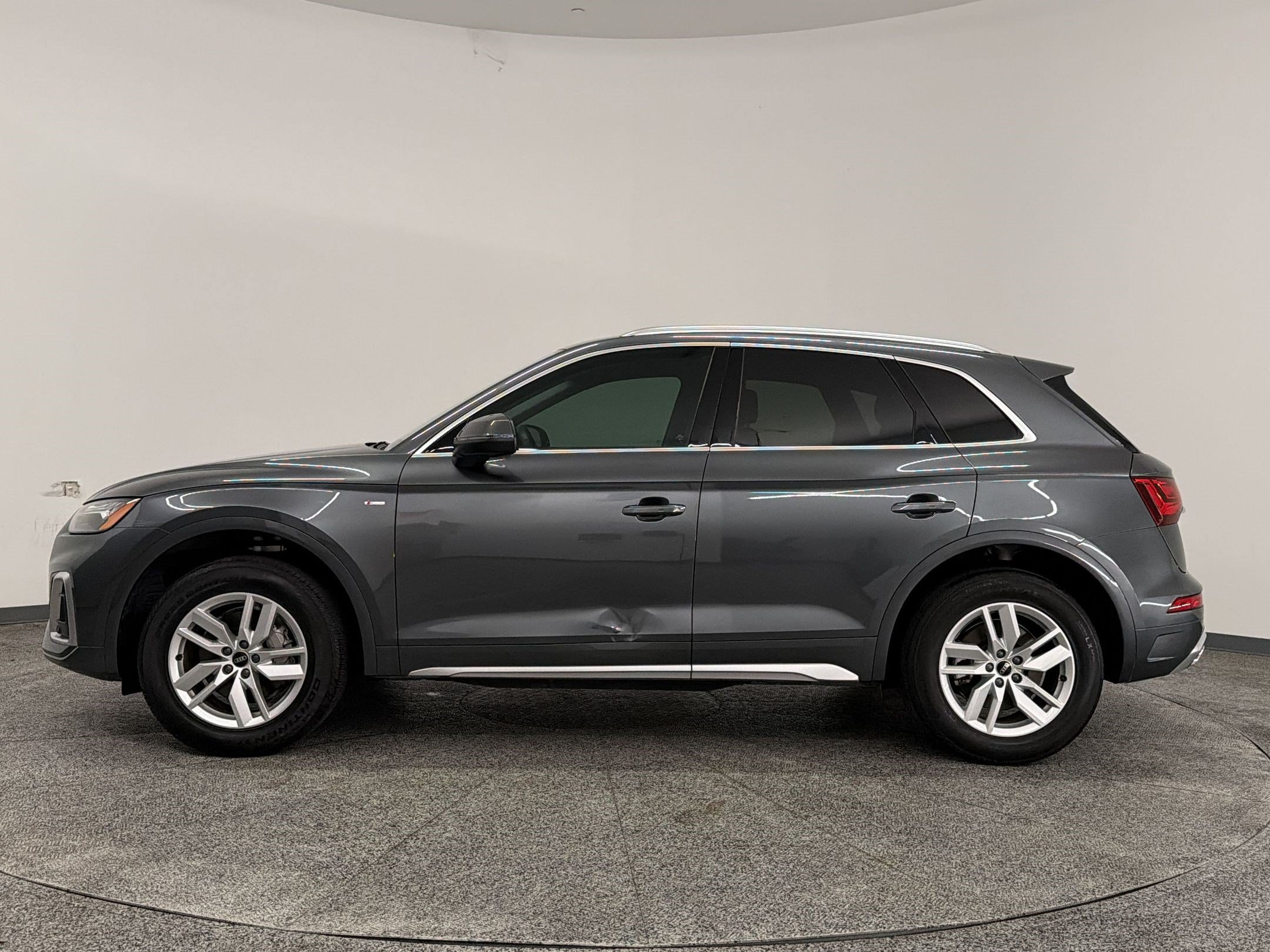 Used 2023 Audi Q5 2.0T Premium w/ Convenience Package AWD/4WD image 2