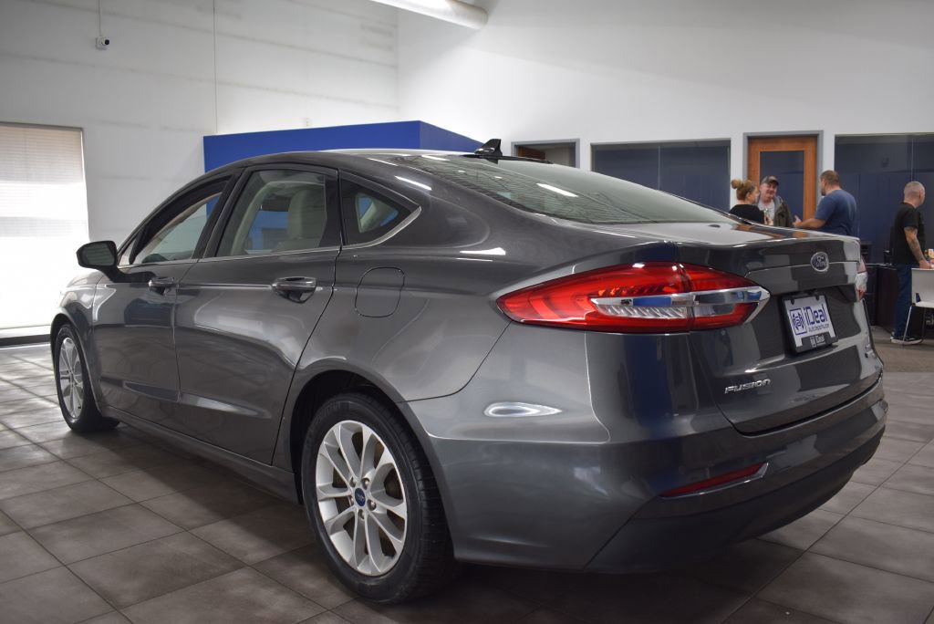 Used 2020 Ford Fusion SE image 2