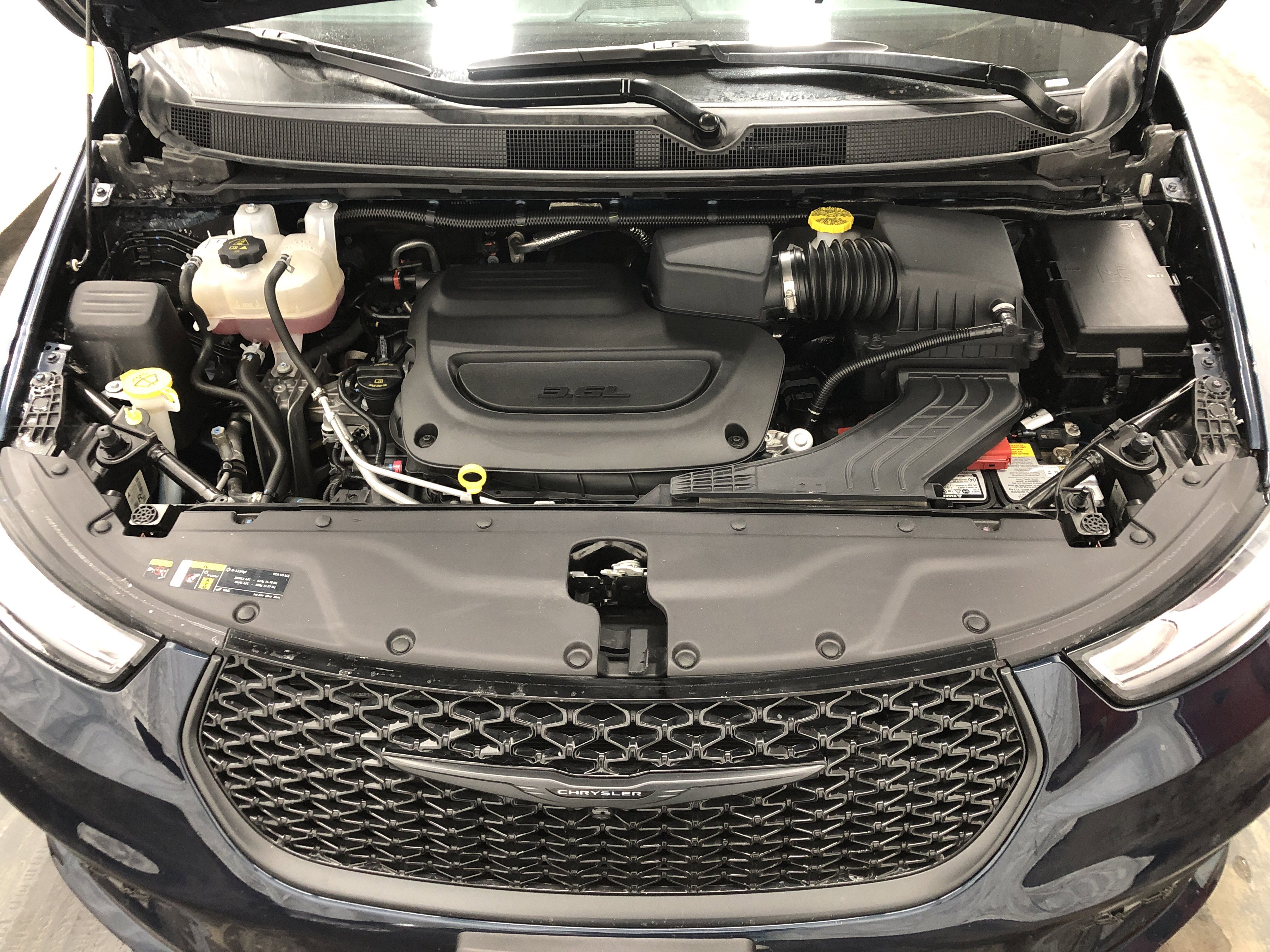 Certified 2025 Chrysler Pacifica Limited FWD image 8