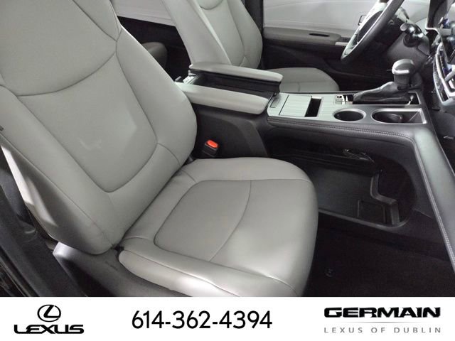 Used 2025 Toyota Sienna XLE image 30