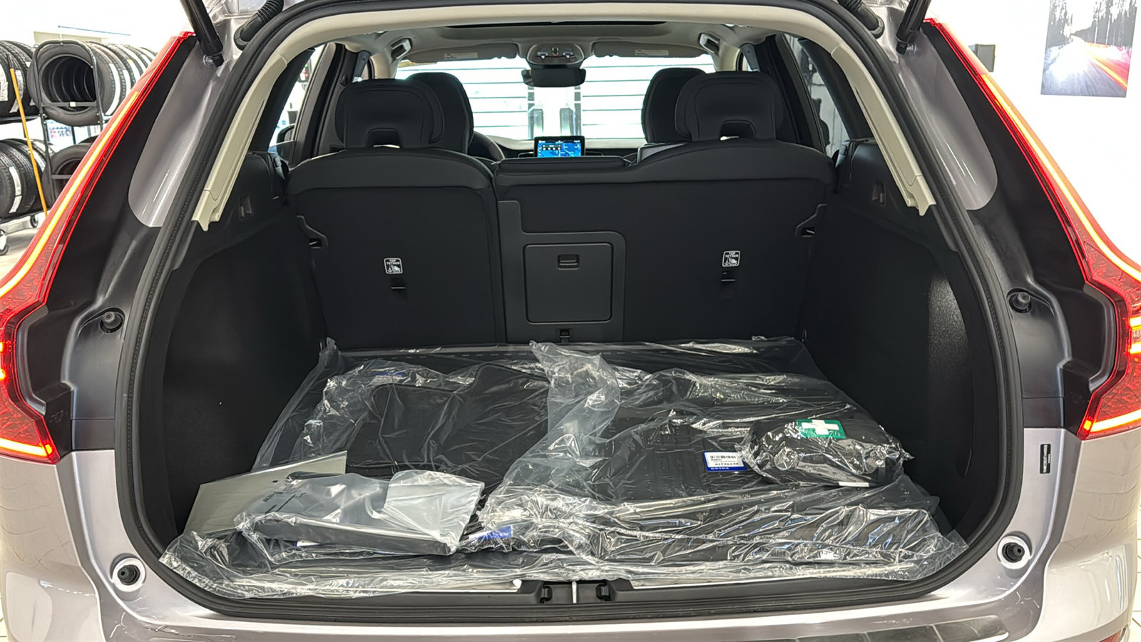New 2026 Volvo XC60 B5 Plus w/ Protection Package Premier AWD/4WD image 29