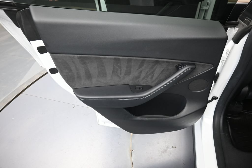 Used 2021 Tesla Model Y Long Range AWD/4WD image 25