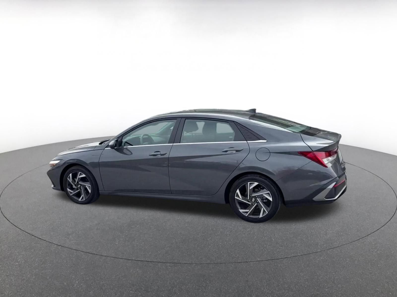 Used 2025 Hyundai Elantra SEL image 10